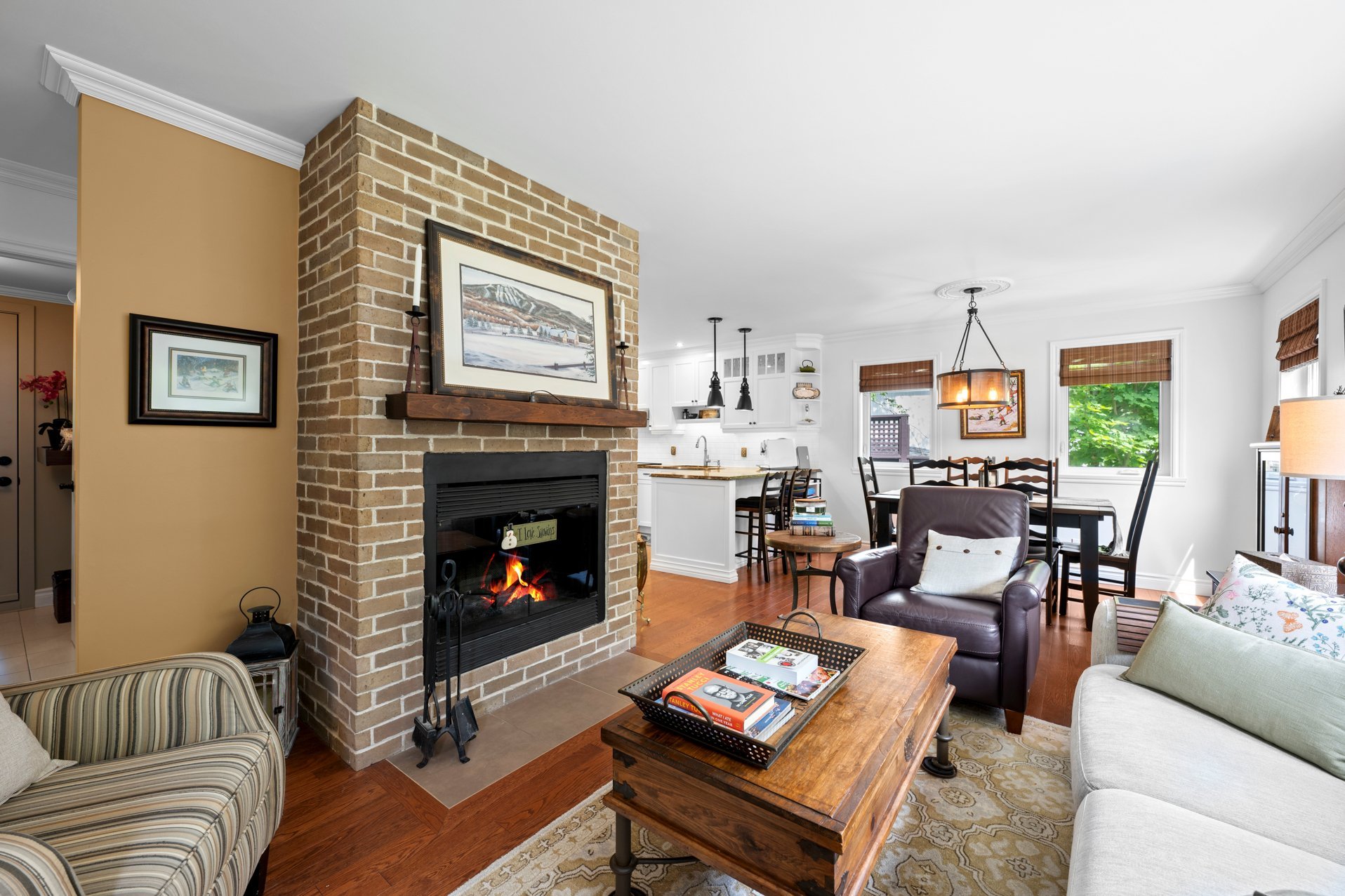 {"FR":"Salle familiale","EN":"Family room"}